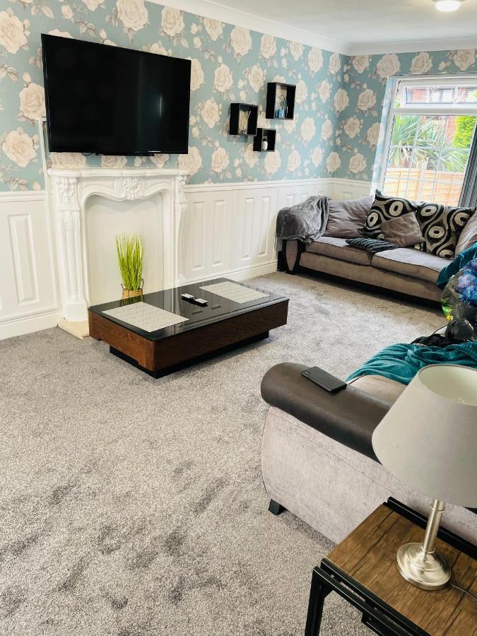 Alder House - A Modern Vibrant 4 Bedroom HouseMarston Green エクステリア 写真