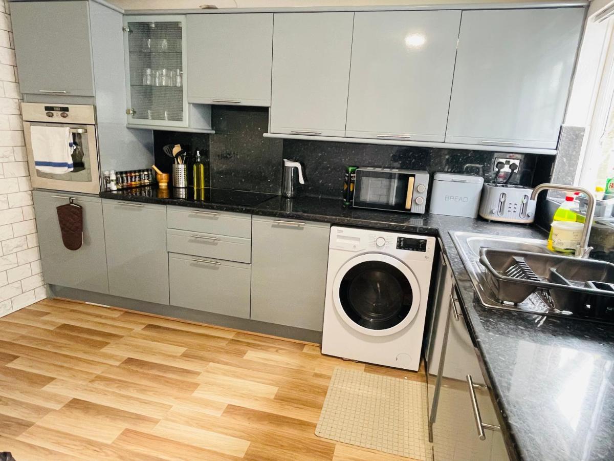 Alder House - A Modern Vibrant 4 Bedroom HouseMarston Green エクステリア 写真