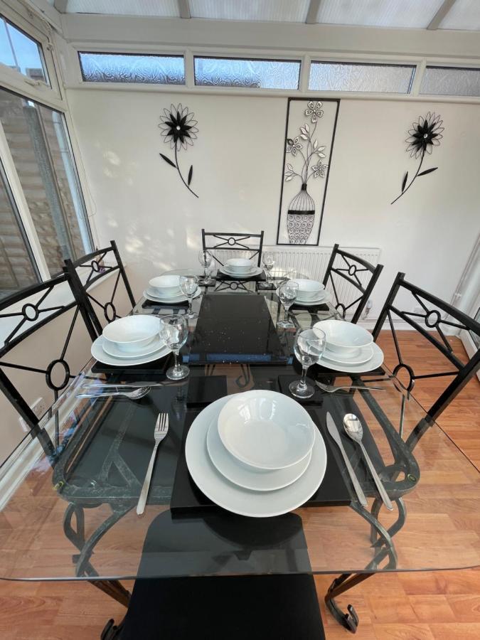 Alder House - A Modern Vibrant 4 Bedroom HouseMarston Green エクステリア 写真